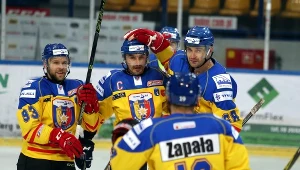 Hokeiści TatrySki Podhala (od lewej: Jokila Różański, Zapałała, Łabuz) cieszyli się po dwóch golach, ale mecz wygrał GKS Tychy.