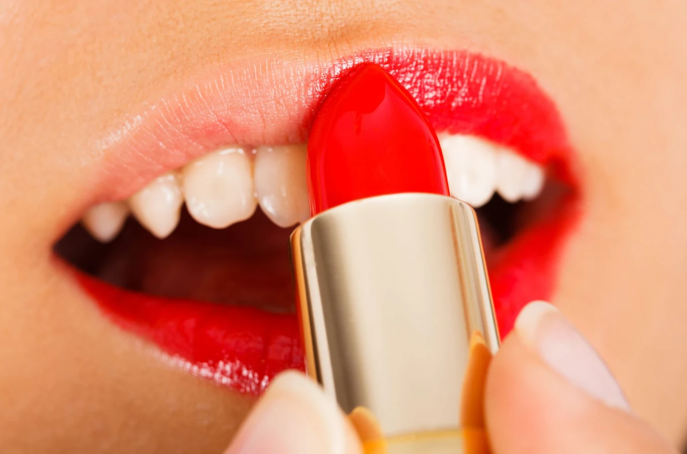 Czerwona szminka? Pasuje kobiecie w każdym wieku! Czerwona szminka? Pasuje kobiecie w każdym wieku!