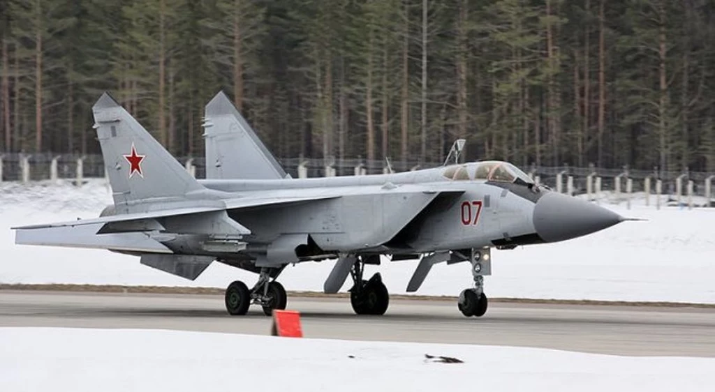 MiG-31 na rezerwowym lotnisku na północy Rosji