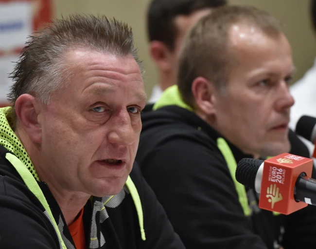 Selekcjoner Michael Biegler (L) i drugi trener Jacek Będzikowski (P) 