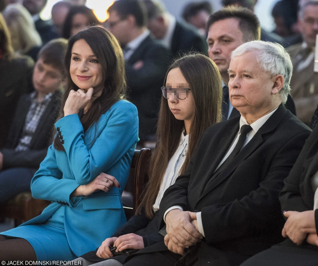 Marta Kaczyńska z córką i stryjem Jarosławem Kaczyńskim na konferencji Marta Kaczyńska z córką i stryjem Jarosławem Kaczyńskim na konferencji