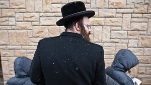 Chasydzi z całego świata co roku zjeżają do Lelowa z okazji rocznicy śmierci Dawida Biedermana; Zdj. arch. z 2015 r.