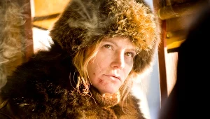 Jennifer Jason Leigh w filmie "Nienawistna ósemka"