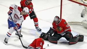 Corey Crawford z Chicago broni strzał za strzałem.