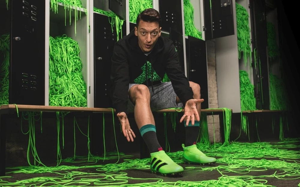 Mesut Oezil i jego nowe Adidas Laceless