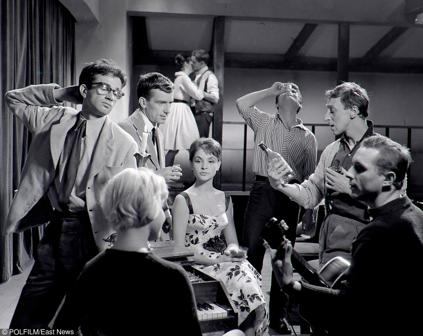 Teresa Tuszyńska w centrum uwagi (w filmie "Do widzenia, do jutra")