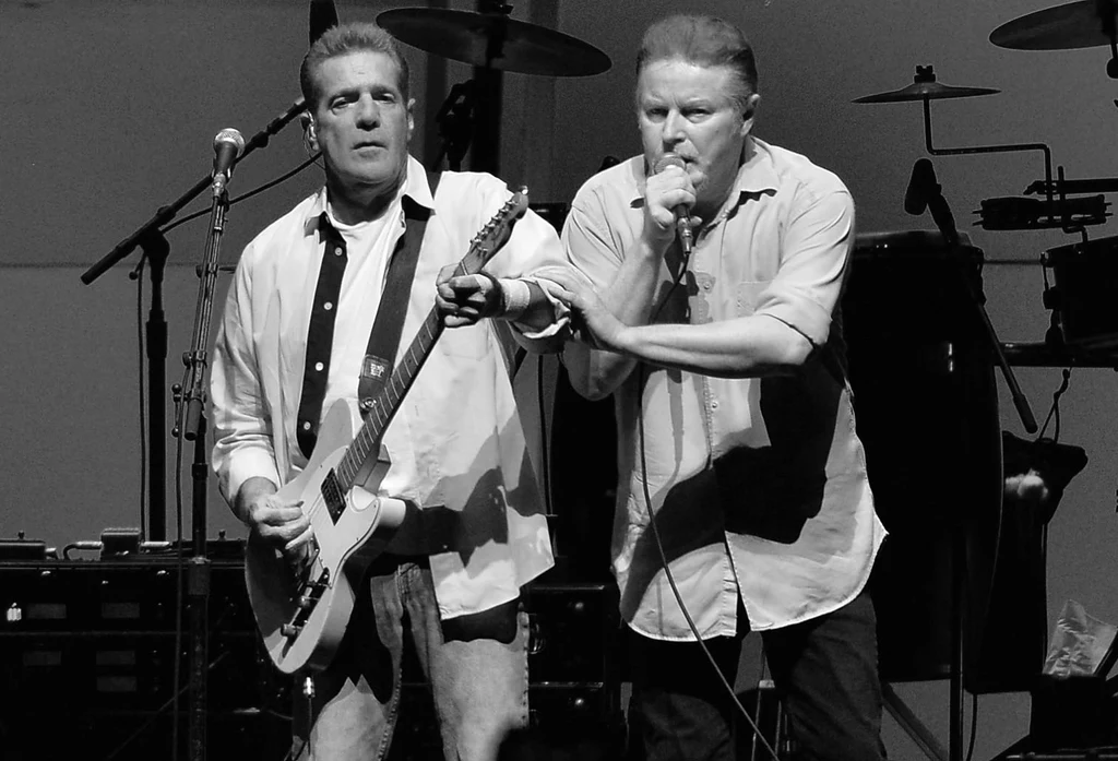 Glenn Frey (z lewej) i Don Henley w The Eagles