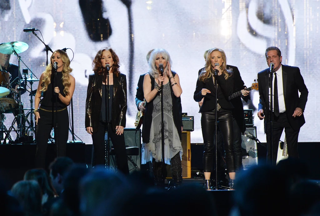 Glenn Frey (pierwszy z prawej) w towarzystwie Carrie Underwood, Bonnie Raitt, Emmylou Harris i Sheryl Crow w 2014 r.