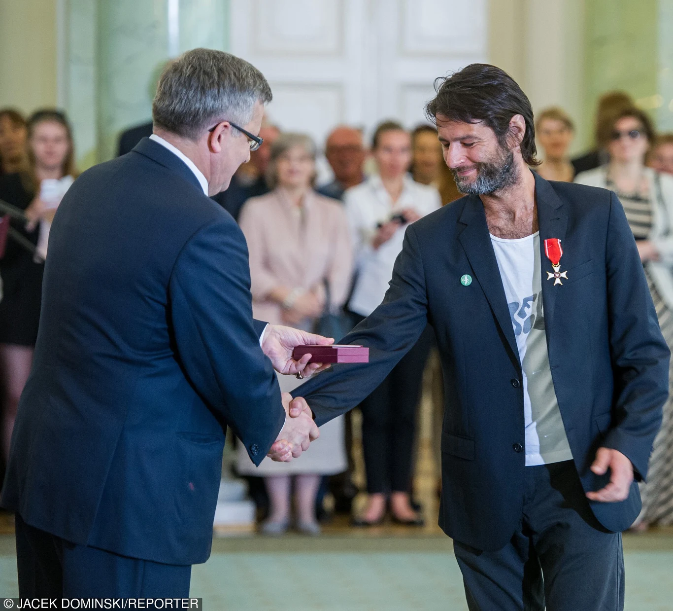 Wilhelm Sasnal podczas odbierania odznaczenia od prezydenta Komorowskiego Wilhelm Sasnal podczas odbierania odznaczenia od prezydenta Komorowskiego