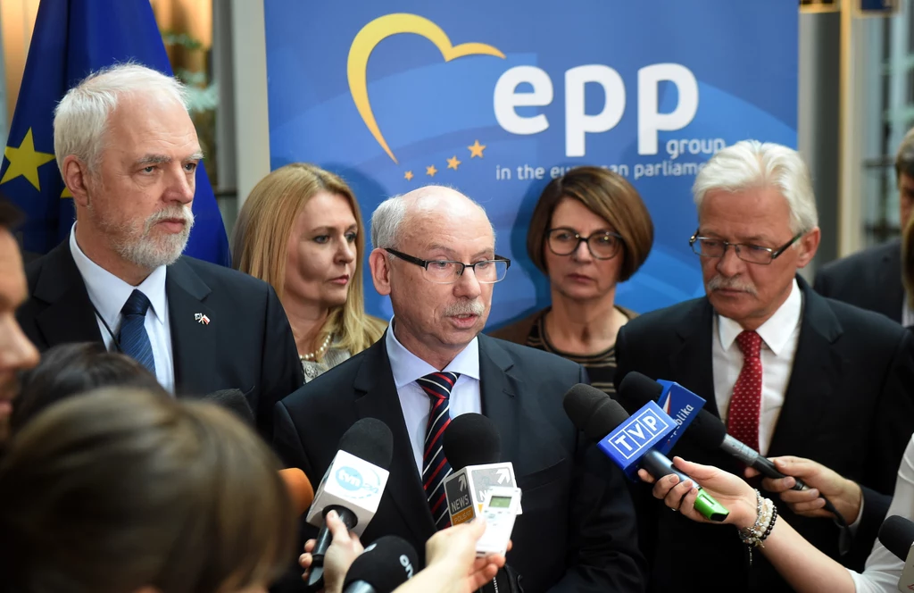 Europosłowie PO Janusz Lewandowski, Tadeusz Zwiefka, Julia Pitera, Elżbieta Łukacijewska i Jan Olbrycht podczas konfencji prasowej przed posiedzeniem PE w Strasburgu Europosłowie PO Janusz Lewandowski, Tadeusz Zwiefka, Julia Pitera, Elżbieta Łukacijewska i Jan Olbrycht podczas konfencji prasowej przed posiedzeniem PE w Strasburgu
