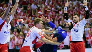 Nikola Karabatić (w niebieskim stroju) zatrzymywany przez Michała Szybę.