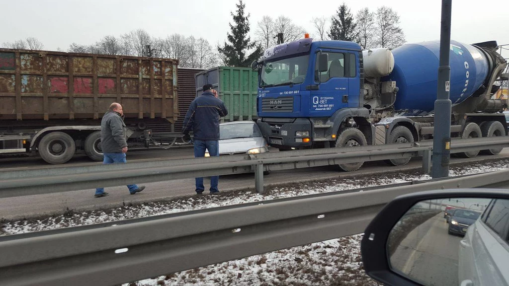 Na skutek kolizji doszło do zablokowania drogi