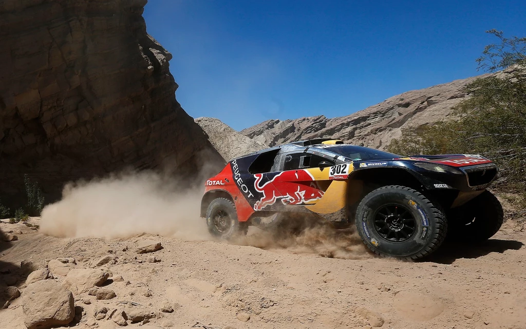 Zwycięzcy Dakaru 2016: Stephane Peterhansel i Paul Jean Cottret na trasie rajdu w swoim Peugeot 2008 DKR