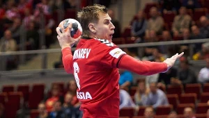 Rosjanin Daniił Sziszkariew w ataku na bramkę Czarnogóry