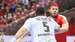 Duńczyk Mikkel Hansen (z prawej) i Węgier Timuzsin Schuch