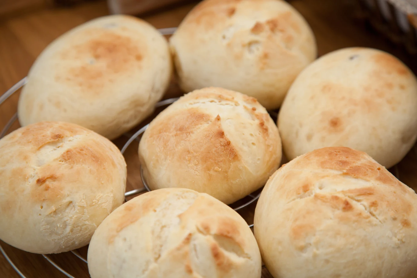 Bułeczki twarogowe to idealna propozycja na sycące śniadanie. Bułeczki twarogowe to idealna propozycja na sycące śniadanie.