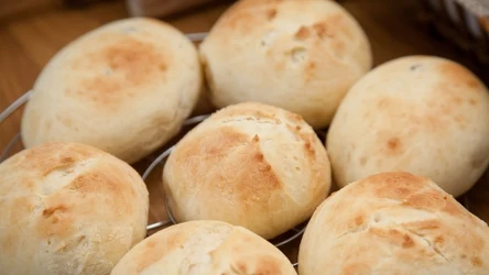 Bułeczki twarogowe to idealna propozycja na sycące śniadanie.