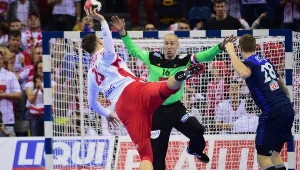 Kamil Syprzak atakuje bramkę Francuza Thierry'ego Omeyera