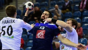 Nikola Karabatic (w środku) kontra Artiom Karalek i Siarhiej Szyłowicz