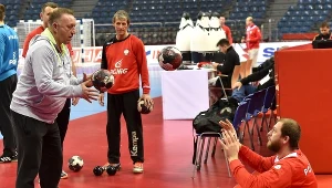 Bramkarz reprezentacji Polski Marcin Wichary (P) i selekcjoner kadry Michael Biegler (L) podczas treningu w Krakowie.