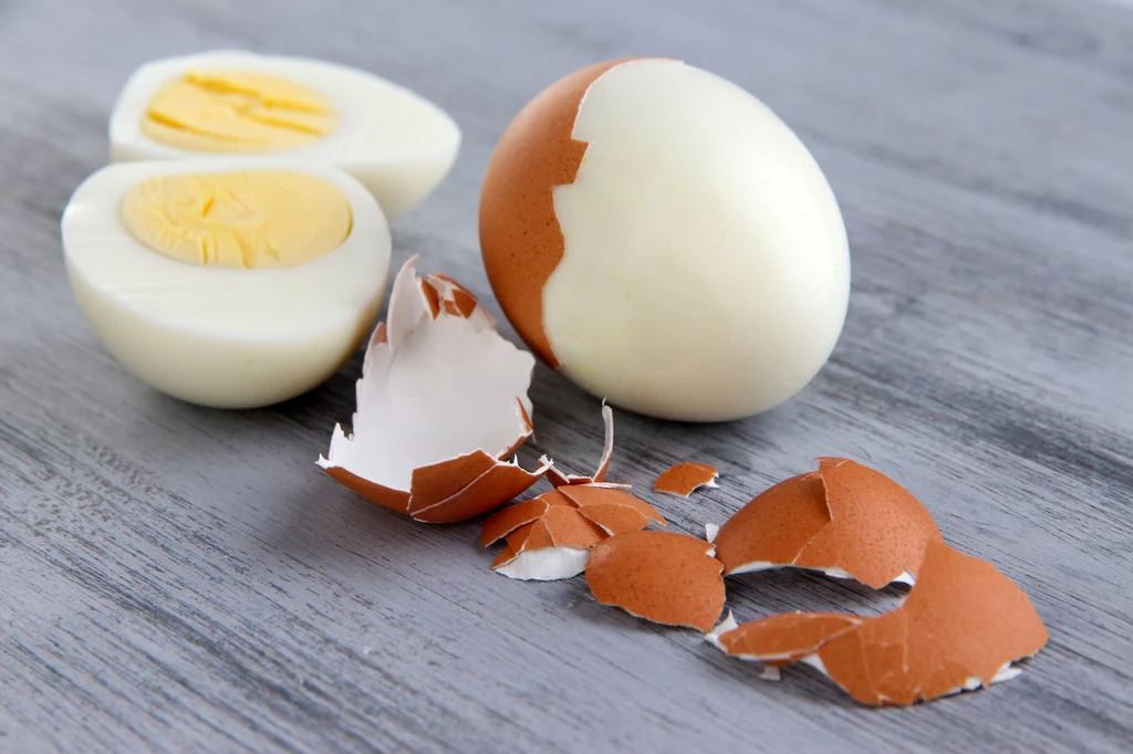 Jajka ugotowane na twardo to jeden z głównych składników sałatki papieskiej