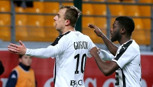 Kamil Grosicki cieszy się z gola