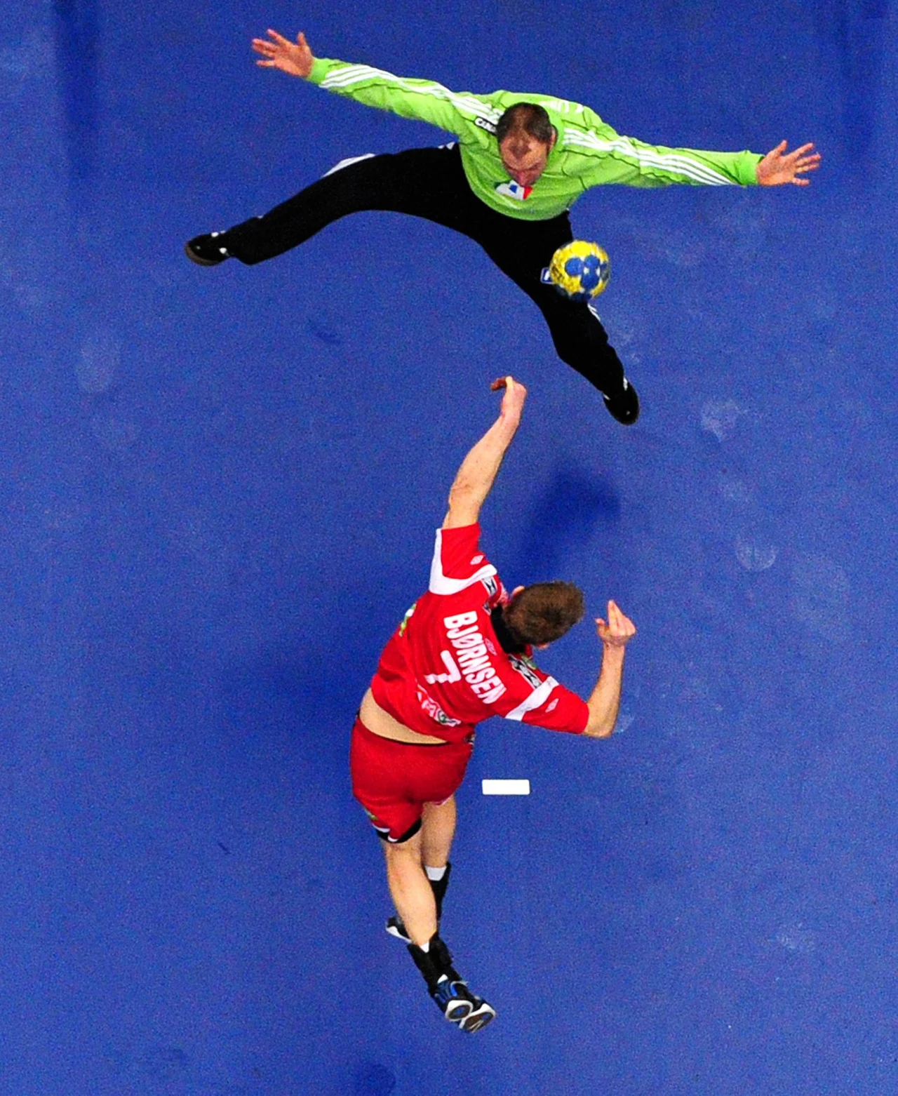 Kristian Bjornsen w pojedynku z bramkarzem Francuzów Kristian Bjornsen w pojedynku z bramkarzem Francuzów
