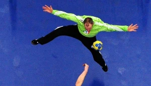 Kristian Bjornsen w pojedynku z bramkarzem Francuzów