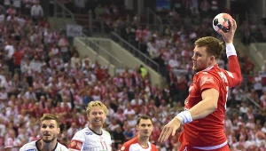 Kamil Syprzak rzuca gola dla Polski w meczu z Norwegią.