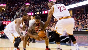 Kyrie Irving (z lewej) i LeBron James (z prawej) w starciu z Aaronem Brooksem z Chicago Bulls 