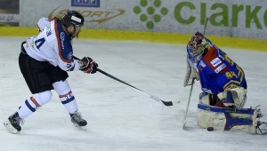 Mike Danton (z lewej) z Ciarko PBS Bank STS i Ondrej Raszka z TatrySki Podhale Nowy Targ w meczu o miejsca 1-6 Ekstraligi hokeja na lodzie w Sanoku