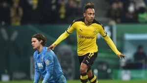 Pierre-Emerick Aubameyang (w żółtym stroju)