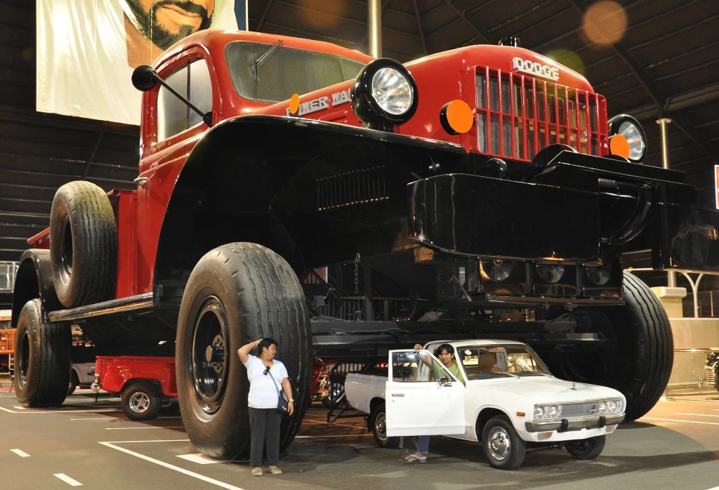 Replika klasycznej amerykańskiej półciężarówki Dodge Power Wagon, zbudowana w skali 8:1