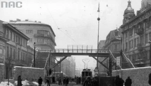 Most nad ulicą Chłodną łączący dwie części getta