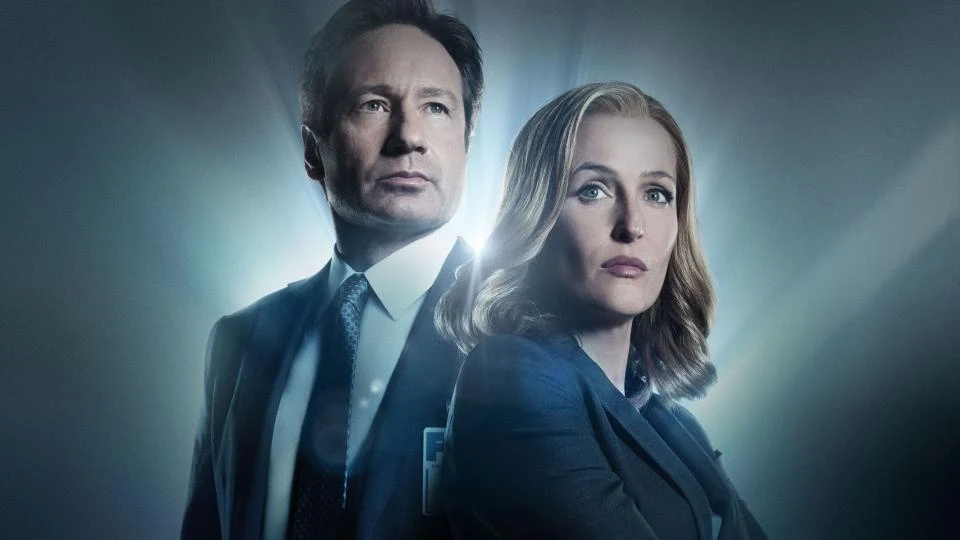 Fox Mulder (David Duchovny), Dana Scully (Gillian Anderson)