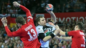 Steffen Weinhold (w środku) doznał kontuzji w meczu z Rosją