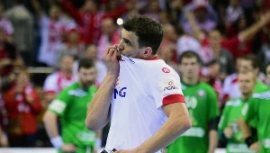 Michał Jurecki całuje orzełka na koszulce po meczu z Białorusią