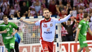 Michał Daszek cieszy się z gola podczas meczu grupy 1 mistrzostw Europy piłkarzy ręcznych z Białorusią