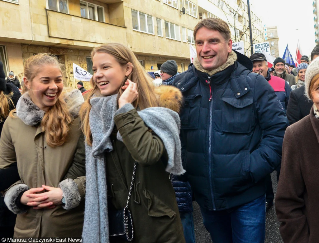 Tomasz Lis z córką na manifestacji KOD Tomasz Lis z córką na manifestacji KOD