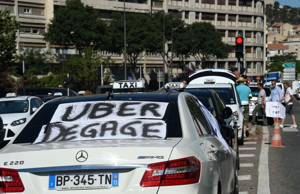 "Uber precz" - to jedno z łagodniejszych haseł, jakie można znaleźć na transparentach wywieszonych przez protestujących taksówkarzy