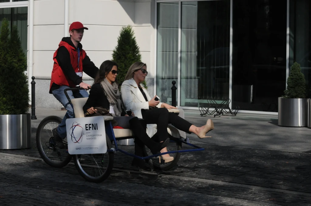 Tak po Warszawie wożą się Kinga i żona Kraśki  Tak po Warszawie wożą się Kinga i żona Kraśki