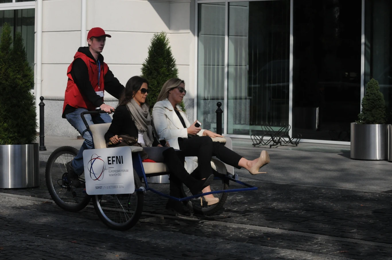 Tak po Warszawie wożą się Kinga i żona Kraśki 