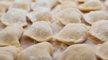 Jak wybrać idealną mąkę na pierogi? Wybierz typ 500, a ciasto będzie sprężyste i delikatne. 