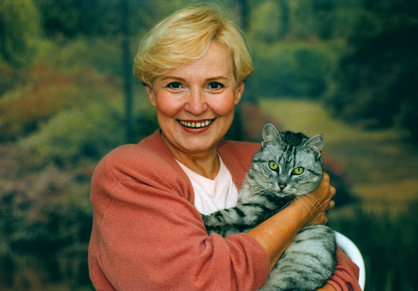 Dziś pani Edyta jest już poza telewizją, ale nadal zachowała ten sam, dobrze znany widzom uśmiech.