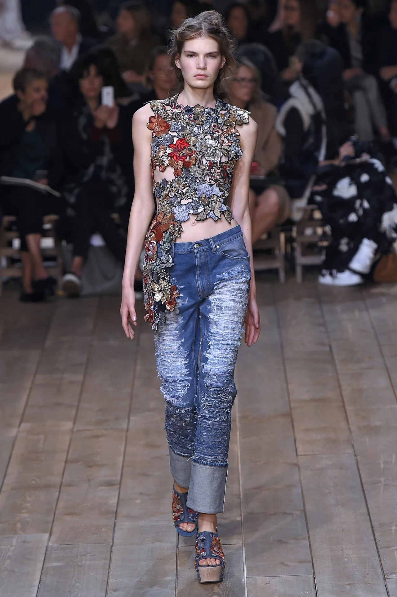 Dom mody Alexander McQueen preferuje proste dżinsy Dom mody Alexander McQueen preferuje proste dżinsy