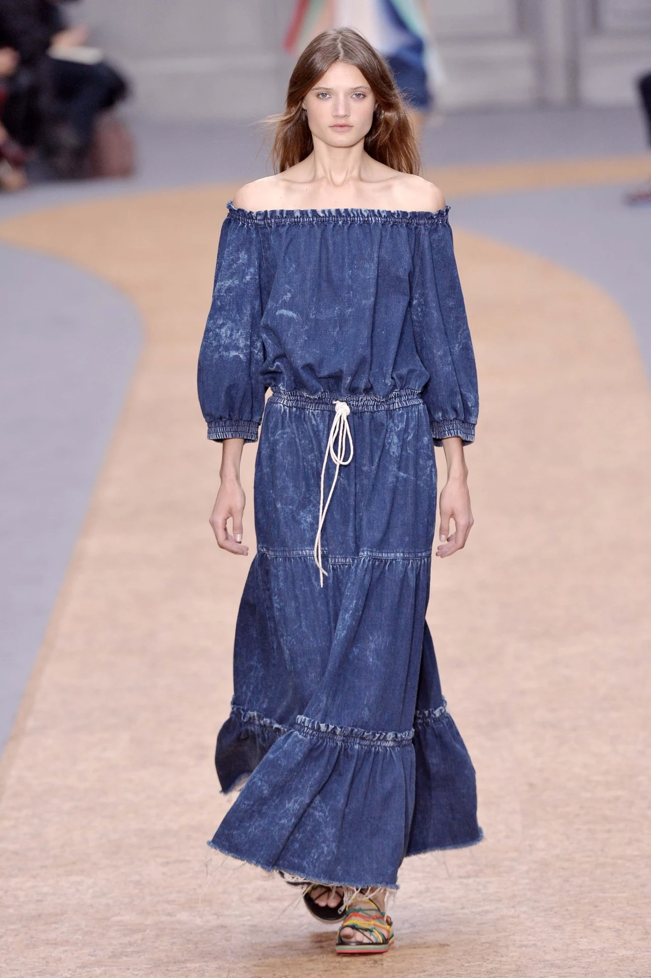 Sukienka w stylu boho, ale z dżinsu, pokaz: Chloe Sukienka w stylu boho, ale z dżinsu, pokaz: Chloe