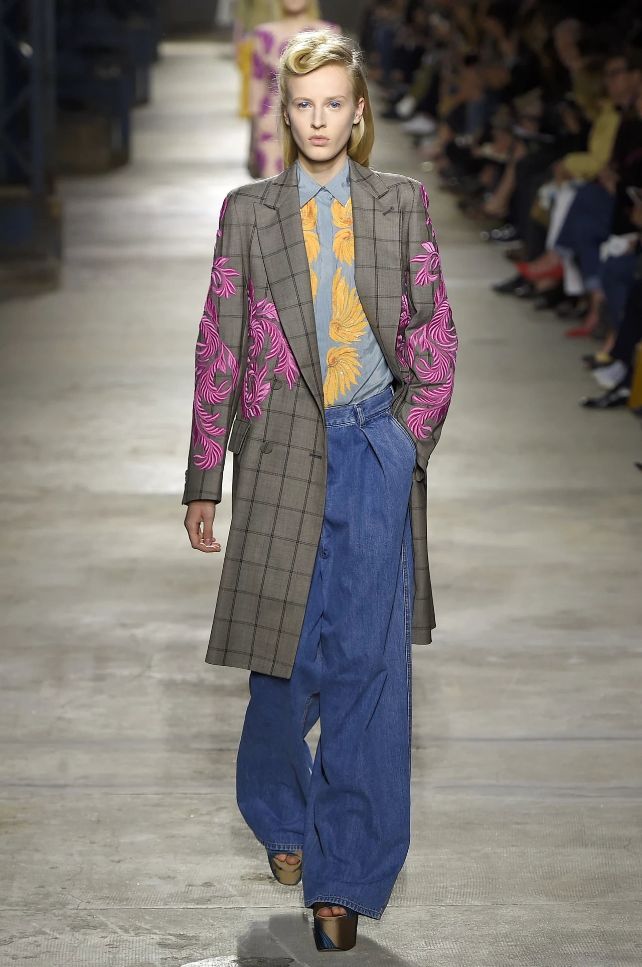 Po raz kolejny spodnie z szerokimi nogawkami, pokaz: Dries Van Noten Po raz kolejny spodnie z szerokimi nogawkami, pokaz: Dries Van Noten