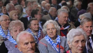Byli więźniowie obozu podczs uroczystości. Na terenie byłego niemieckiego nazistowskiego obozu koncentracyjnego KL Auschwitz-Birkenau odbywają się, 27 bm. obchody 71. rocznicy wyzwolenia obozu