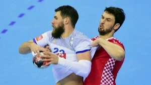 Domagoj Duvnjak (z prawej) próbuje zatrzymać Nikolę Karabaticia