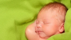 Potówki najczęściej doskwierają niemowlętom a główną przyczyną jest niewykształcona jeszcze całkowicie zdolność do pocenia się